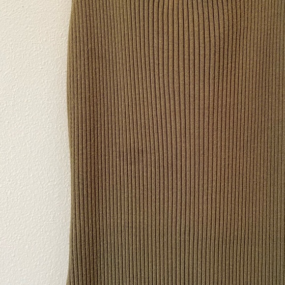 Abercrombie and Fitch olive green ribbed scoop neck midi dress - Picture 2 of 9